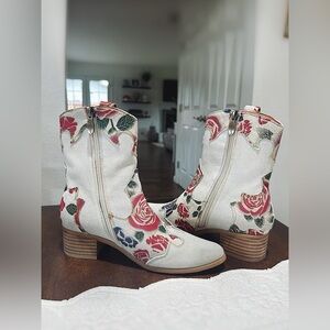 L'ATISTE White Floral Ankle Boots
